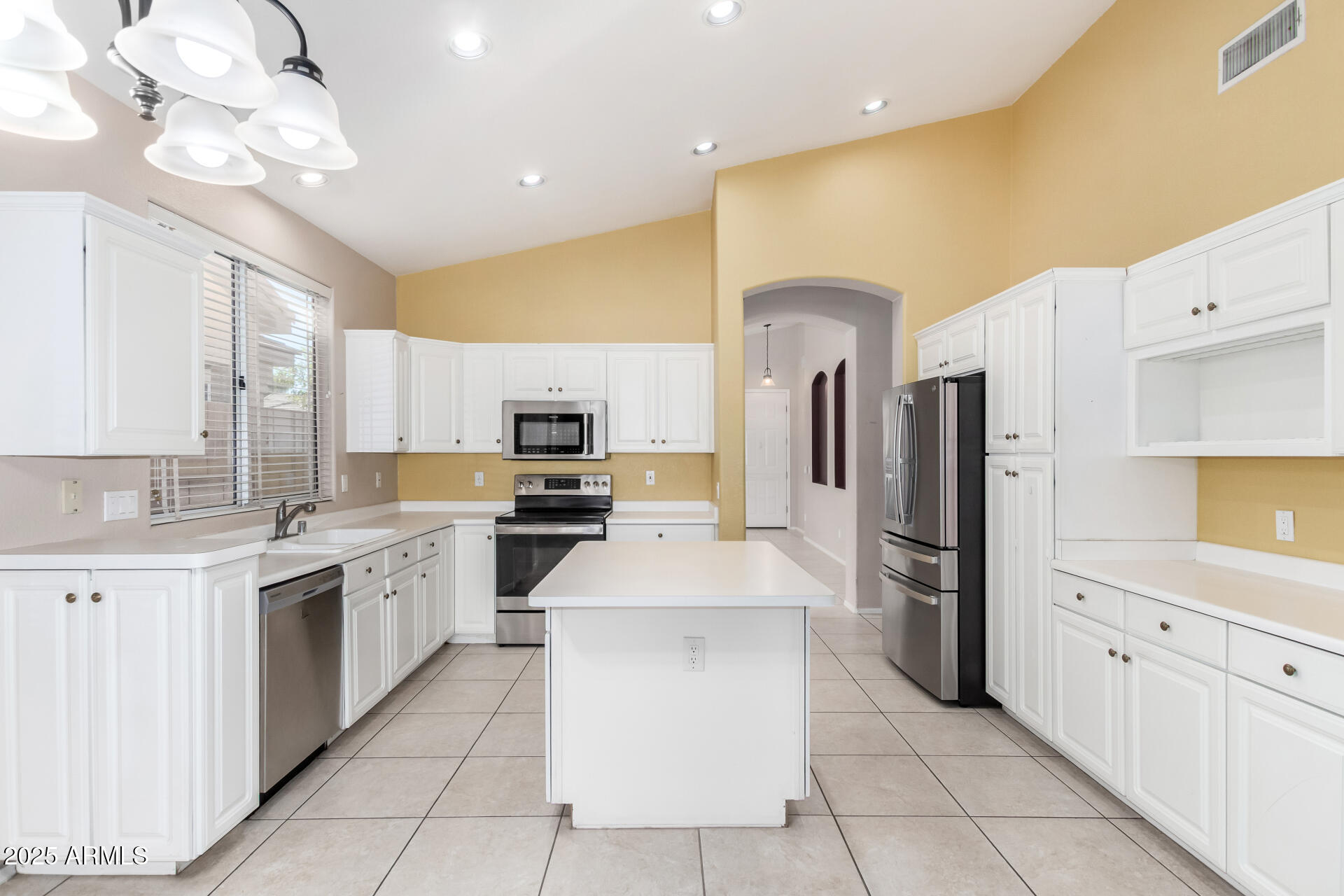 1402 East Shannon Street Chandler, AZ 85225 - Photo 15 of 35 Kitchen