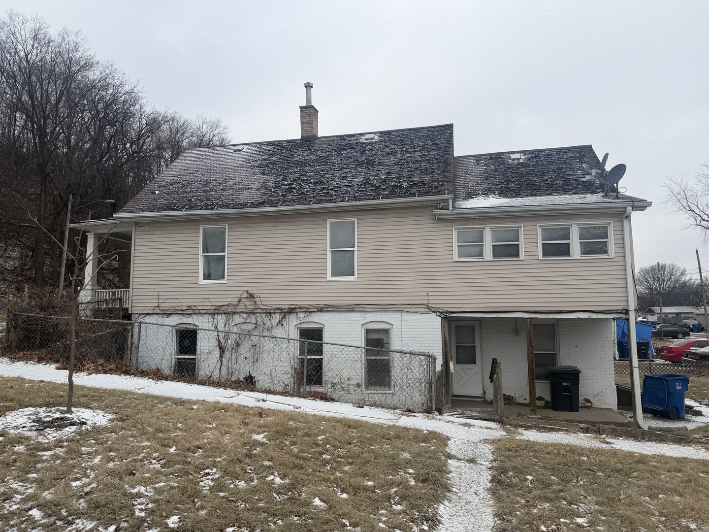 439 5th Avenue Moline, IL 61265 - Photo 4 of 16 a front view of a house with a large tree