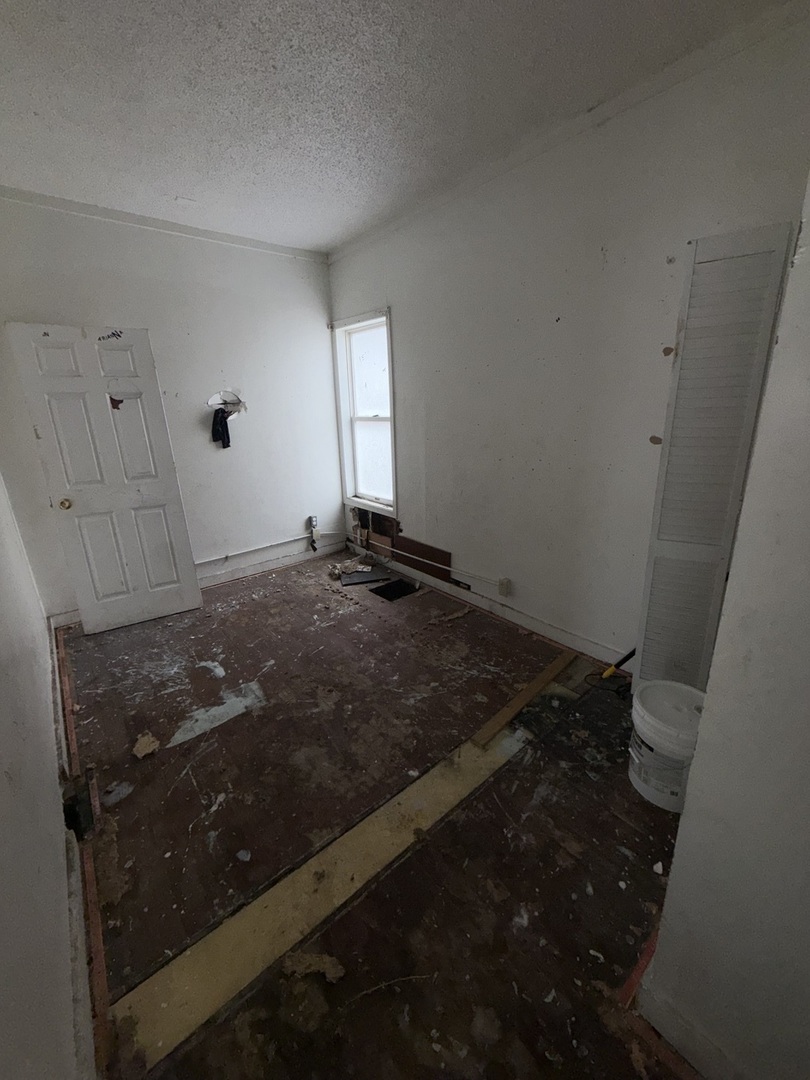 439 5th Avenue Moline, IL 61265 - Photo 7 of 16 a room with a bed