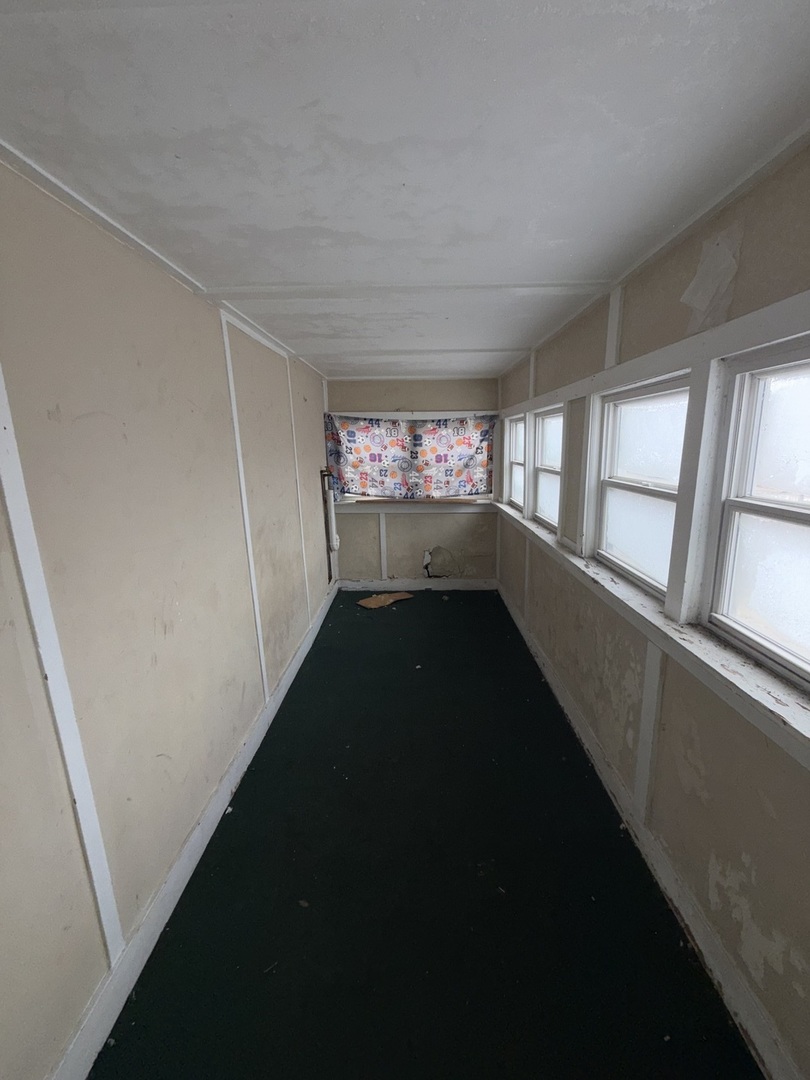439 5th Avenue Moline, IL 61265 - Photo 9 of 16 a view of an empty room and window