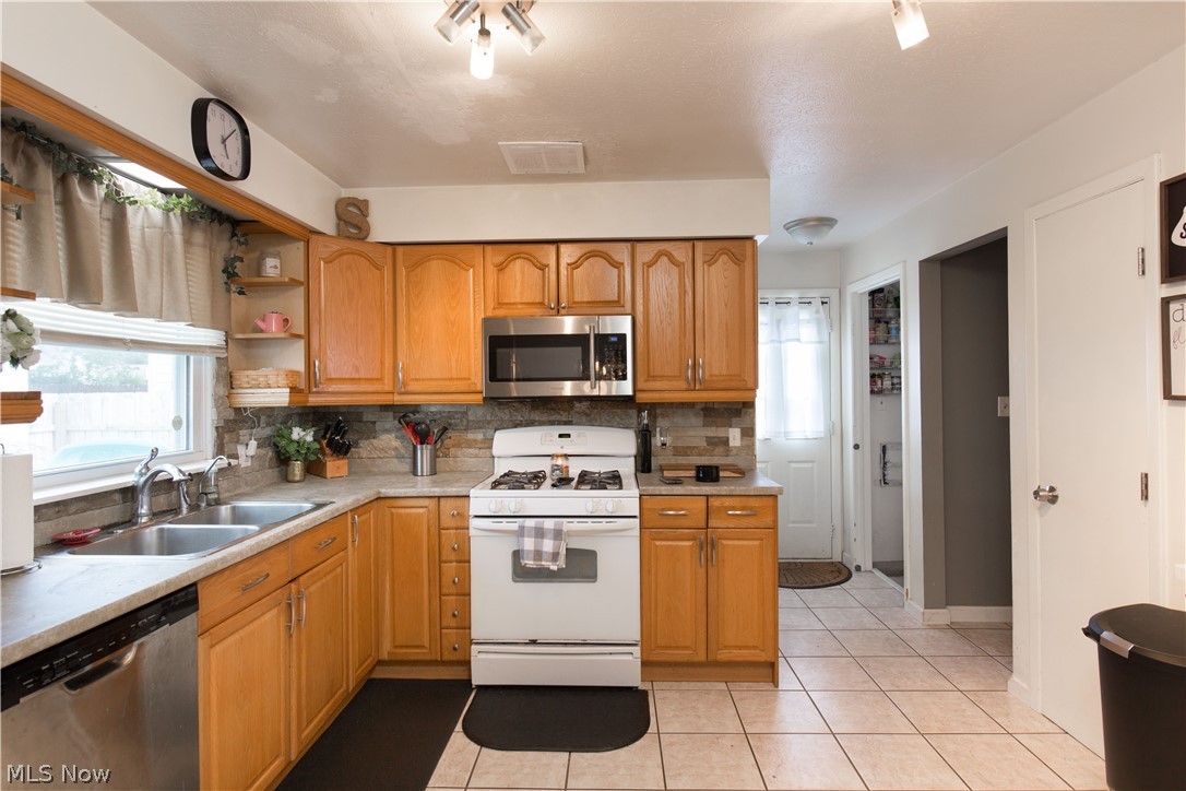 6389 South Canterbury Road Parma, OH 44129 - Photo 7 of 25