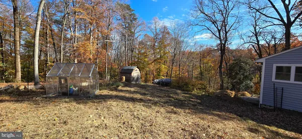 a view of a back yard