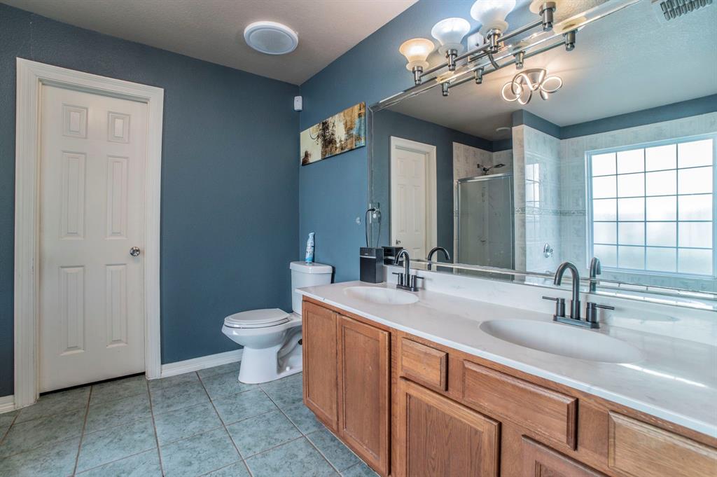 3934 Harlingen Street Dallas, TX 75212 - Photo 13 of 26 a bathroom with a toilet a sink and mirror