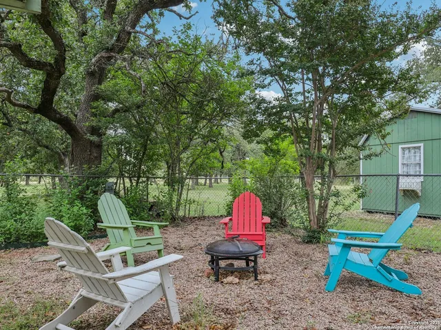 a view of a backyard
