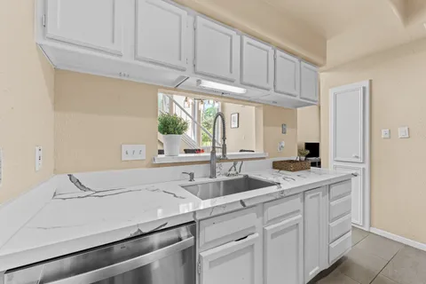 $265,000 | 1112 Bering Drive, Unit 67, Houston, TX 77057