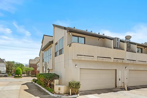 $265,000 | 1112 Bering Drive, Unit 67, Houston, TX 77057