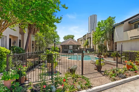 $265,000 | 1112 Bering Drive, Unit 67, Houston, TX 77057