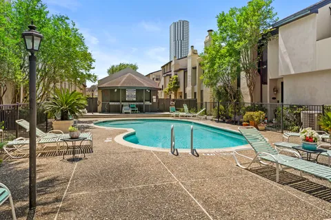 $265,000 | 1112 Bering Drive, Unit 67, Houston, TX 77057