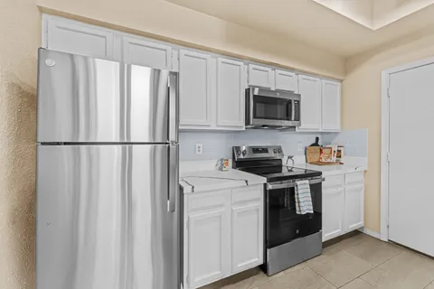 $265,000 | 1112 Bering Drive, Unit 67, Houston, TX 77057