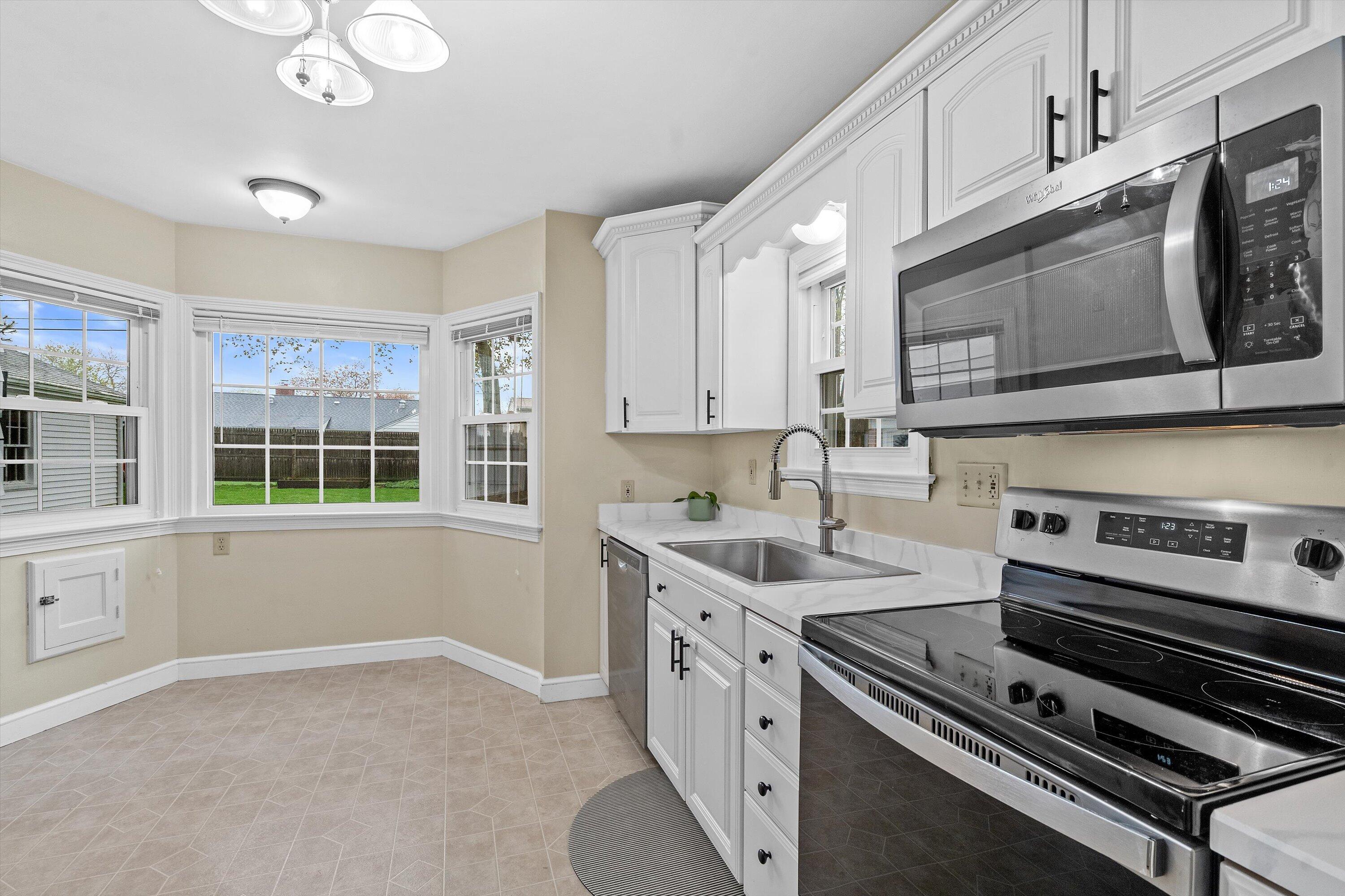 722 Orchard Street Racine, WI 53405 - Photo 12 of 42 Kitchen