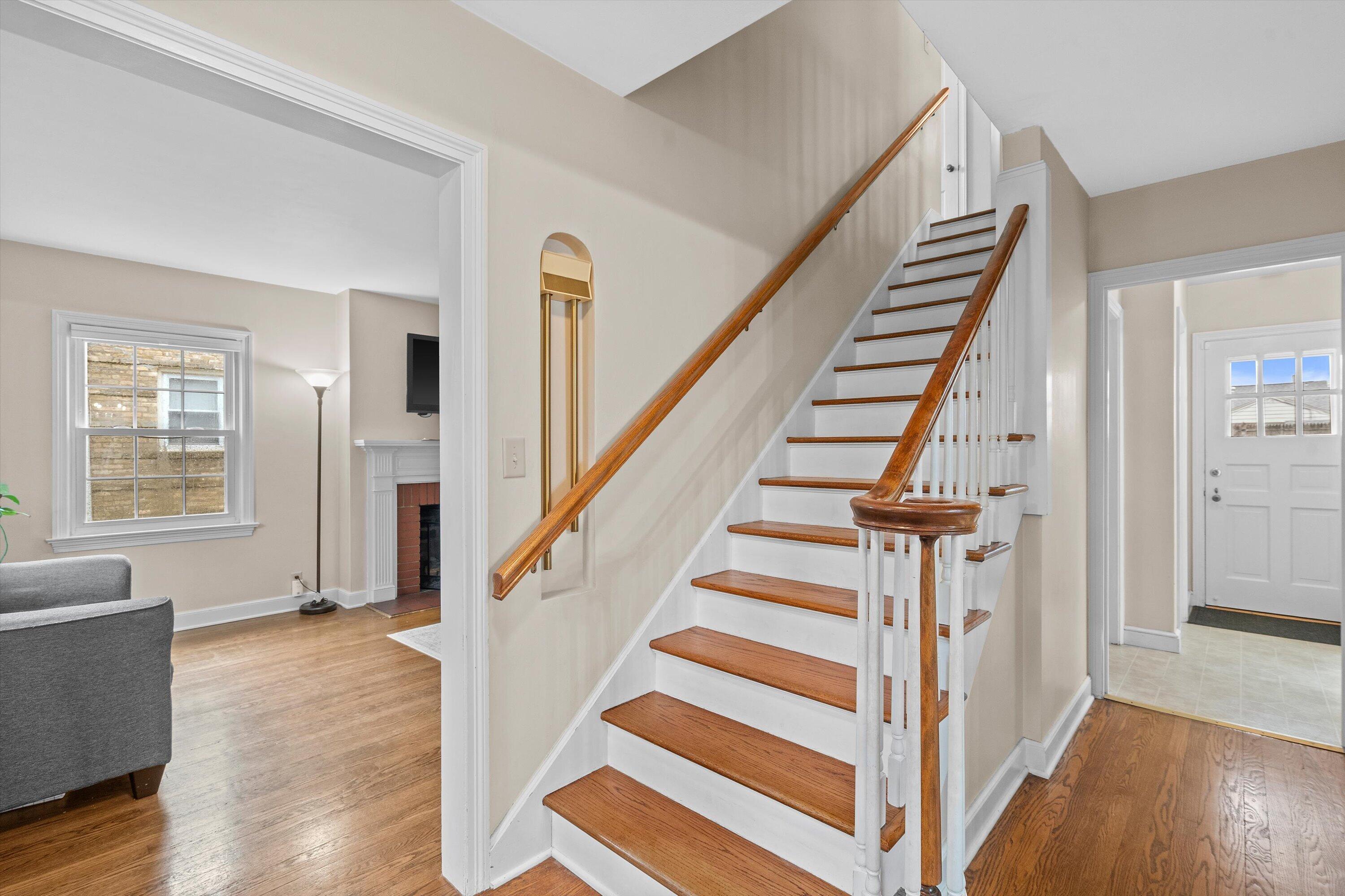 722 Orchard Street Racine, WI 53405 - Photo 4 of 42 Entry Way