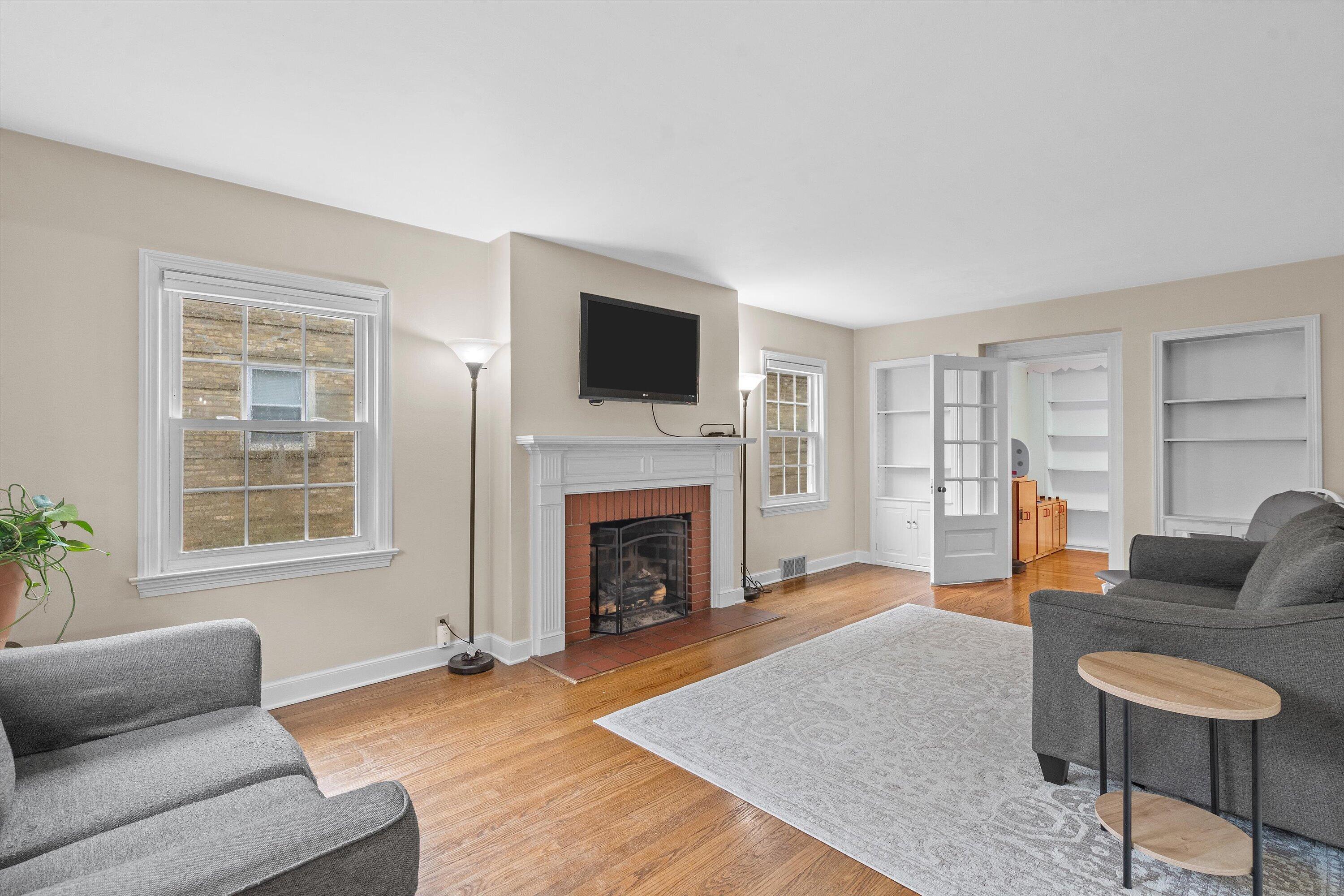 722 Orchard Street Racine, WI 53405 - Photo 5 of 42 Living Room