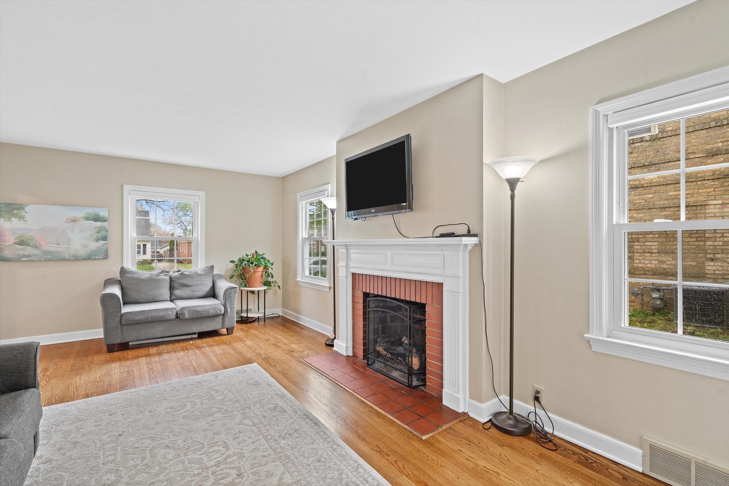 722 Orchard Street Racine, WI 53405 - Photo 6 of 42 Living Room