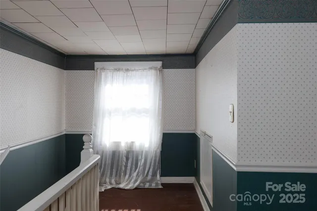 a view of entryway with furniture