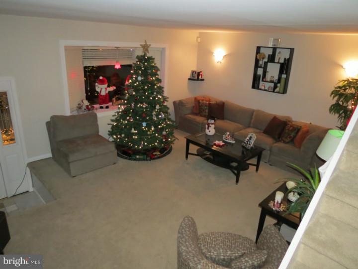 3317 Lester Road Philadelphia, PA 19154 - Photo 2 of 18 Living Room