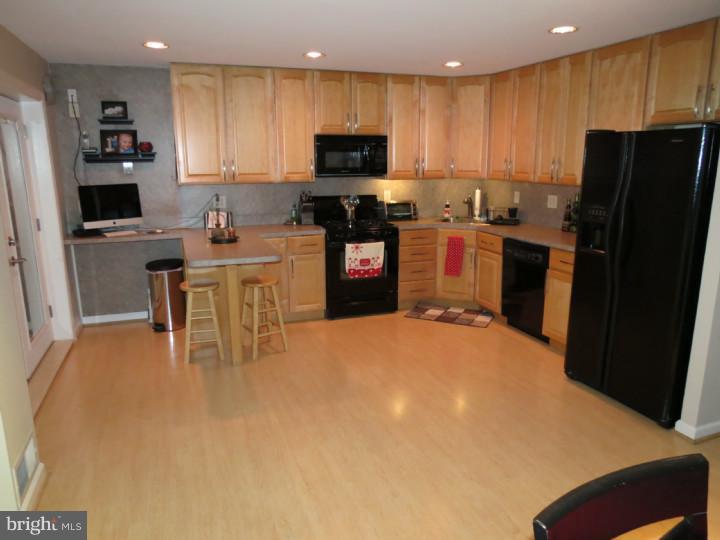 3317 Lester Road Philadelphia, PA 19154 - Photo 4 of 18 Kitchen