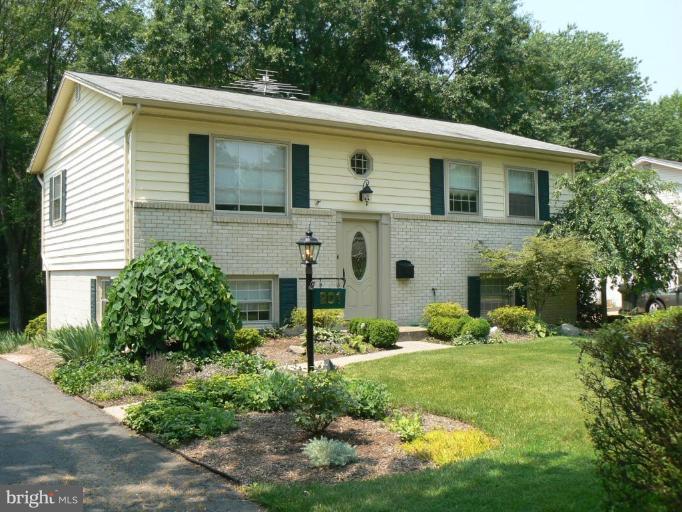 201 Poplar Road Sterling, VA 20164 - Photo 1 of 16 Exterior (Main)