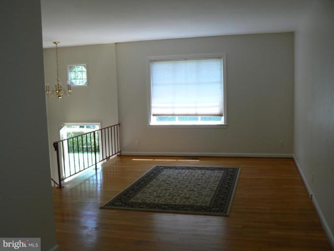 201 Poplar Road Sterling, VA 20164 - Photo 10 of 16 Living Room