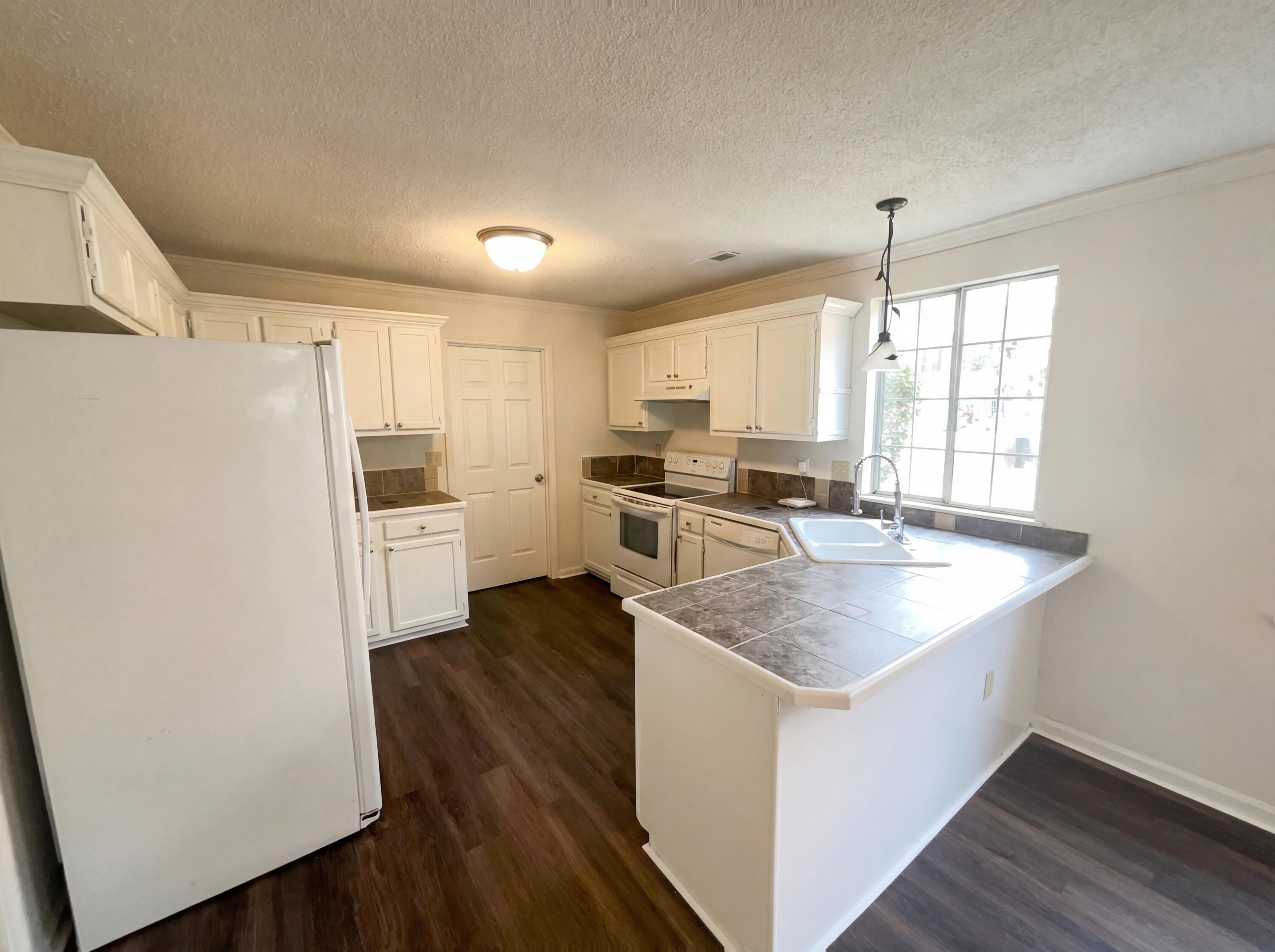 104 Nottingham Court Summerville, SC 29485 - Photo 2 of 16 photo_02