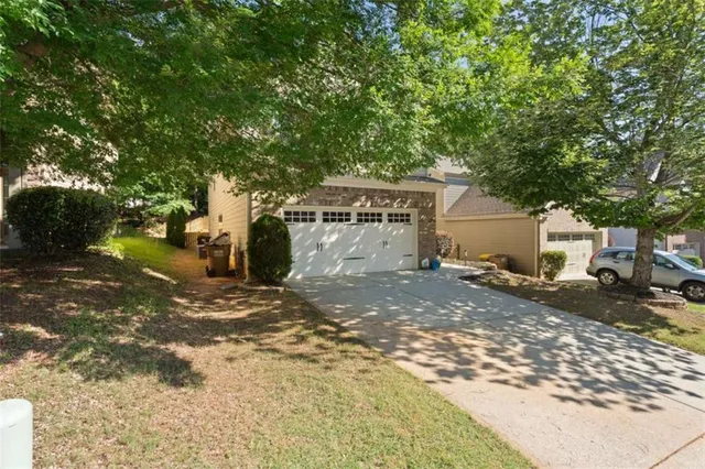 a view of a house with a yard