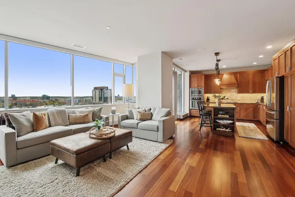 $899,000 | 3209 Galleria, Unit 905, Edina, MN 55435