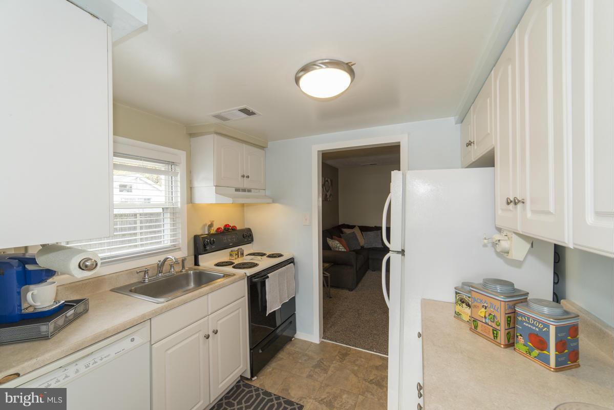 148 Shellcove Road Pasadena, MD 21122 - Photo 8 of 28 Kitchen