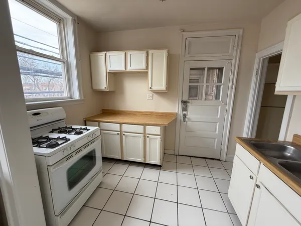 $1,200 | 2146 Gunderson Avenue, Unit 225, Berwyn, IL 60402
