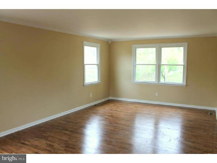 17 Lochatong Road Ewing, NJ 08628 - Photo 4 of 15 Living Room