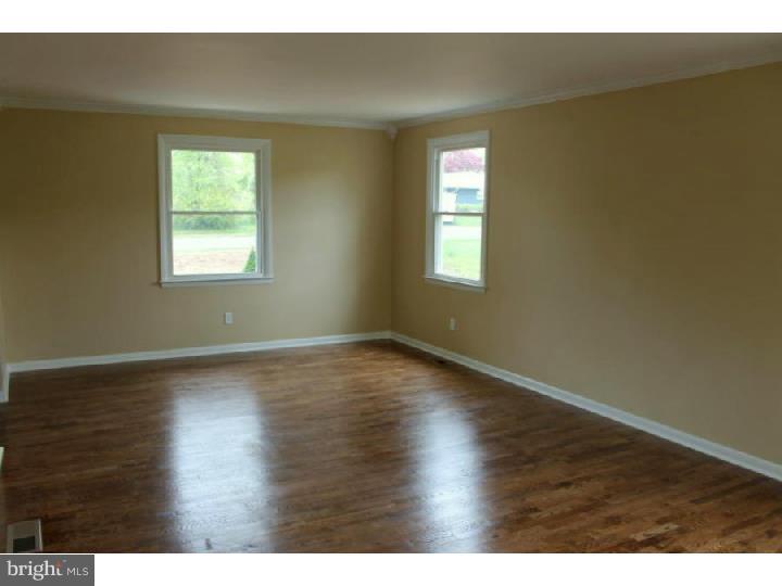17 Lochatong Road Ewing, NJ 08628 - Photo 5 of 15 Living Room