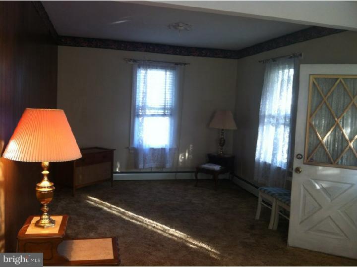 213 Chestnut Street Delran, NJ 08075 - Photo 9 of 20 Living Room