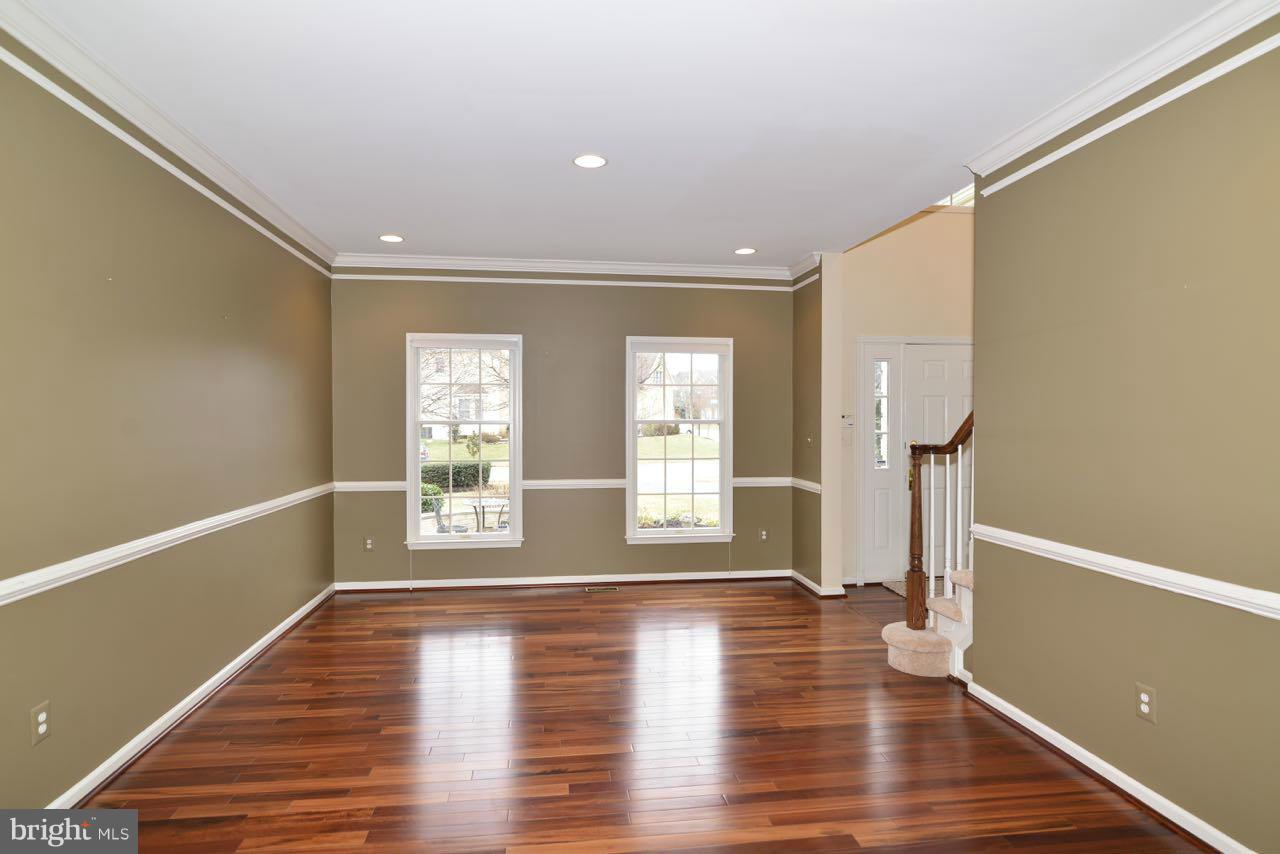1301 Stable Farm Court Reston, VA 20194 - Photo 4 of 30 Living Room