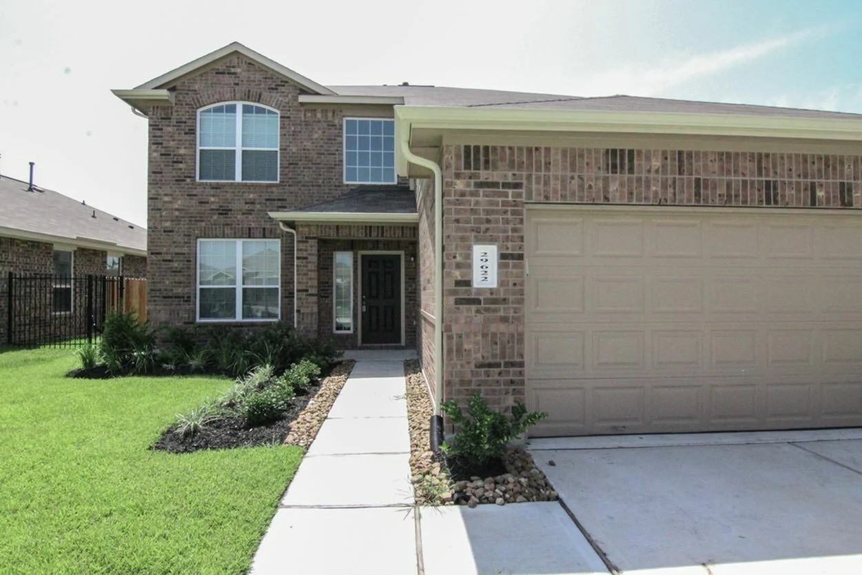 29622 Clover Shore Drive Spring, TX 77386 - Photo 2 of 20 a front view of a house with a garden