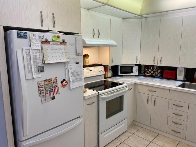 2028 Newcastle B Boca Raton, FL 33434 - Photo 3 of 13 Kitchen