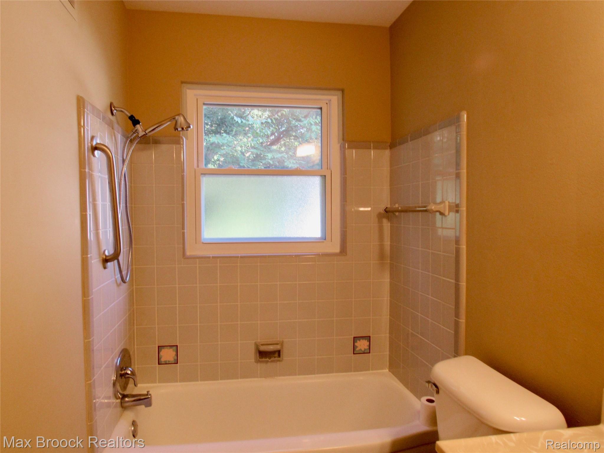 371 South Avery Road Waterford, MI 48328 - Photo 15 of 22 IMG_4756.jpeg