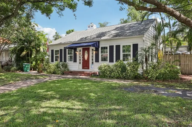 a view of a house with backyard and garden