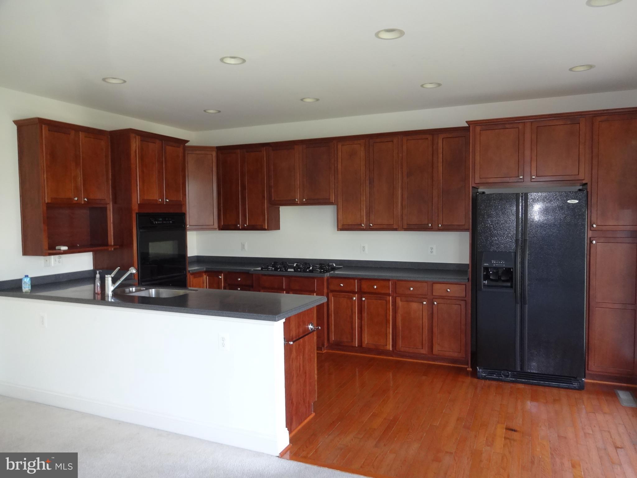 25860 Commons Square Chantilly, VA 20152 - Photo 3 of 11 Kitchen with Breakfast Room