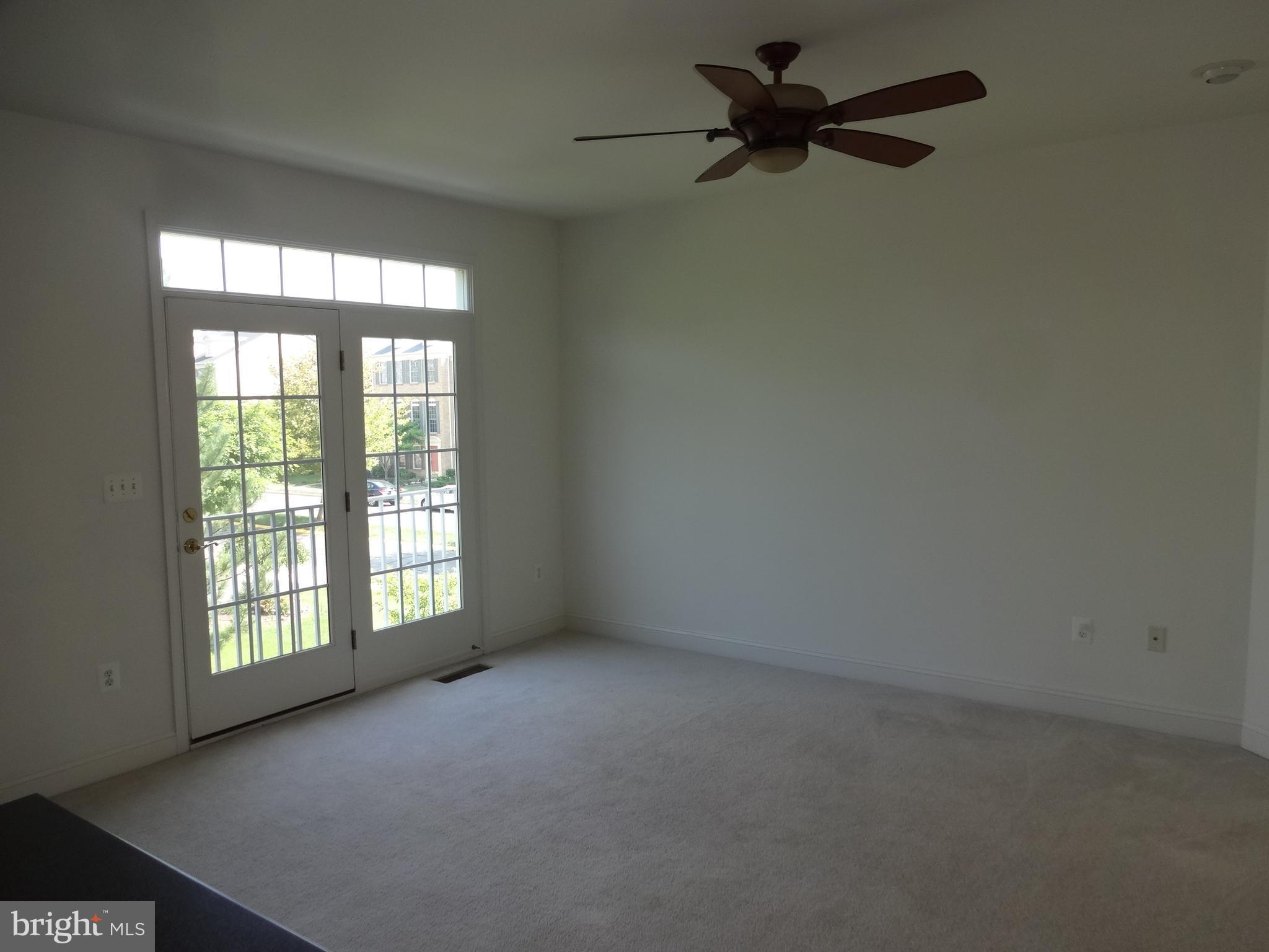 25860 Commons Square Chantilly, VA 20152 - Photo 4 of 11 Family Room