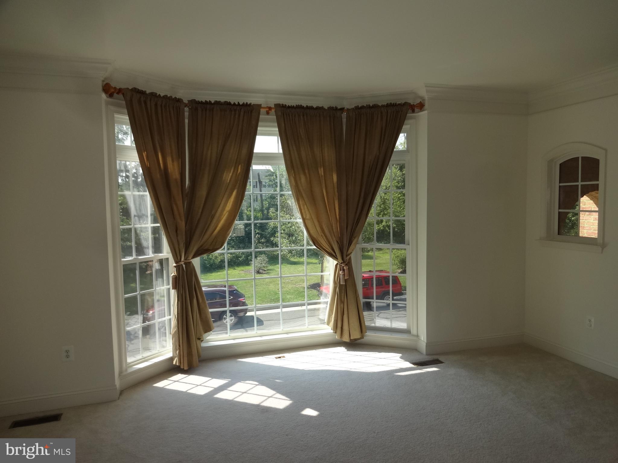 25860 Commons Square Chantilly, VA 20152 - Photo 5 of 11 Living Room