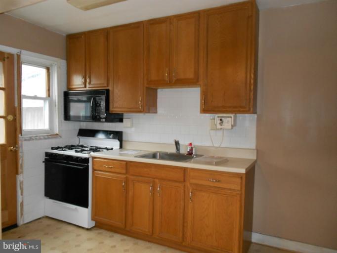 933 Arncliffe Road Essex, MD 21221 - Photo 2 of 10 Interior (General)