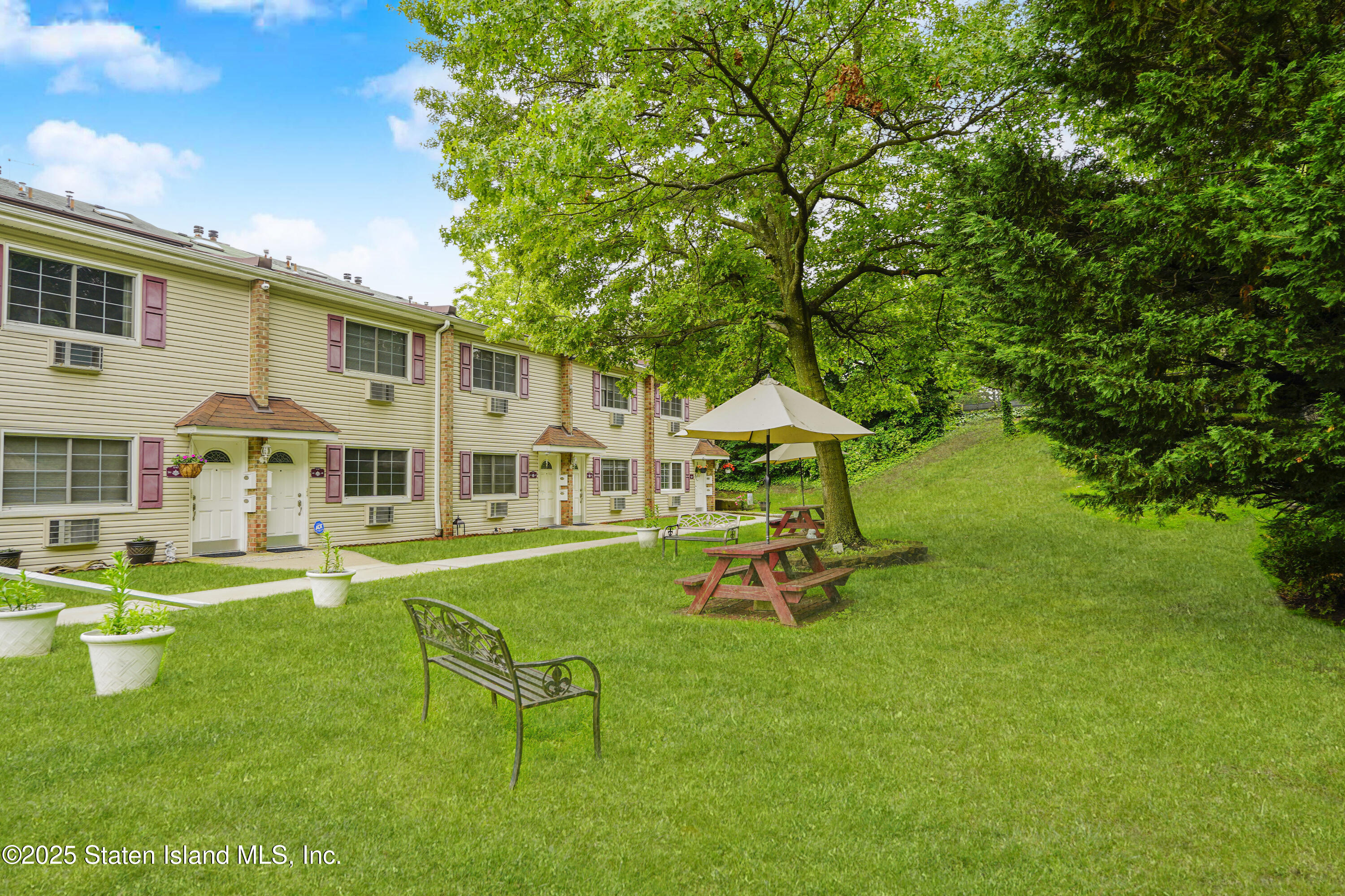 3747 Amboy Road, Unit 1A Staten Island, NY 10308 - Photo 3 of 23 IMG_4900