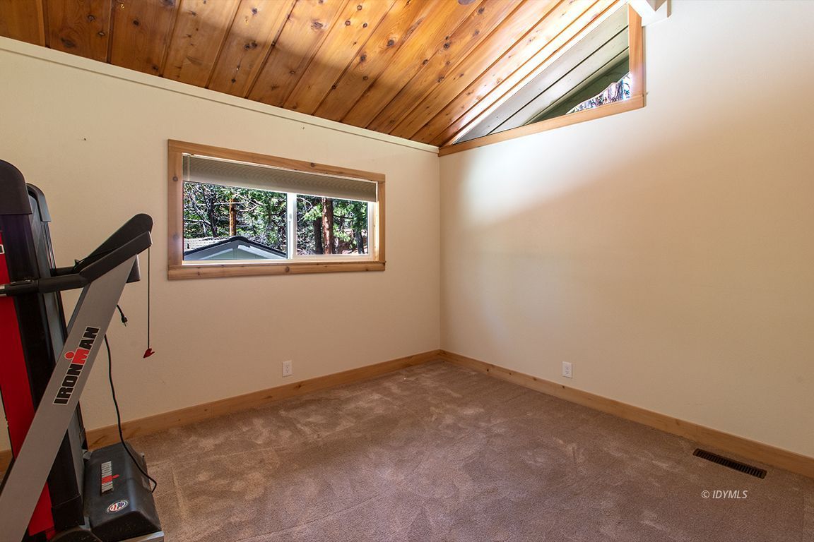 25104 Fern Valley Road Idyllwild, CA 92549 - Photo 21 of 55 a view of entryway