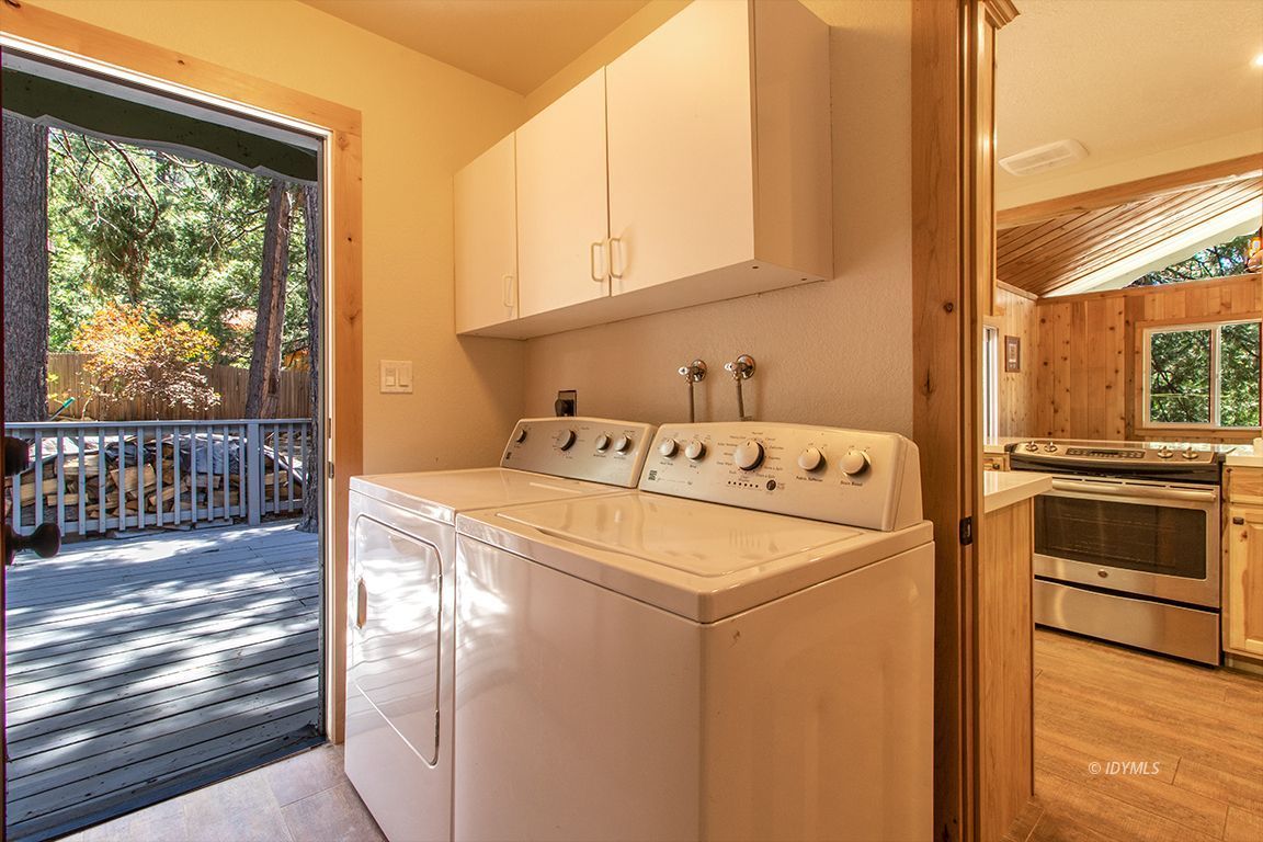25104 Fern Valley Road Idyllwild, CA 92549 - Photo 28 of 55 a utility room with dryer and washer