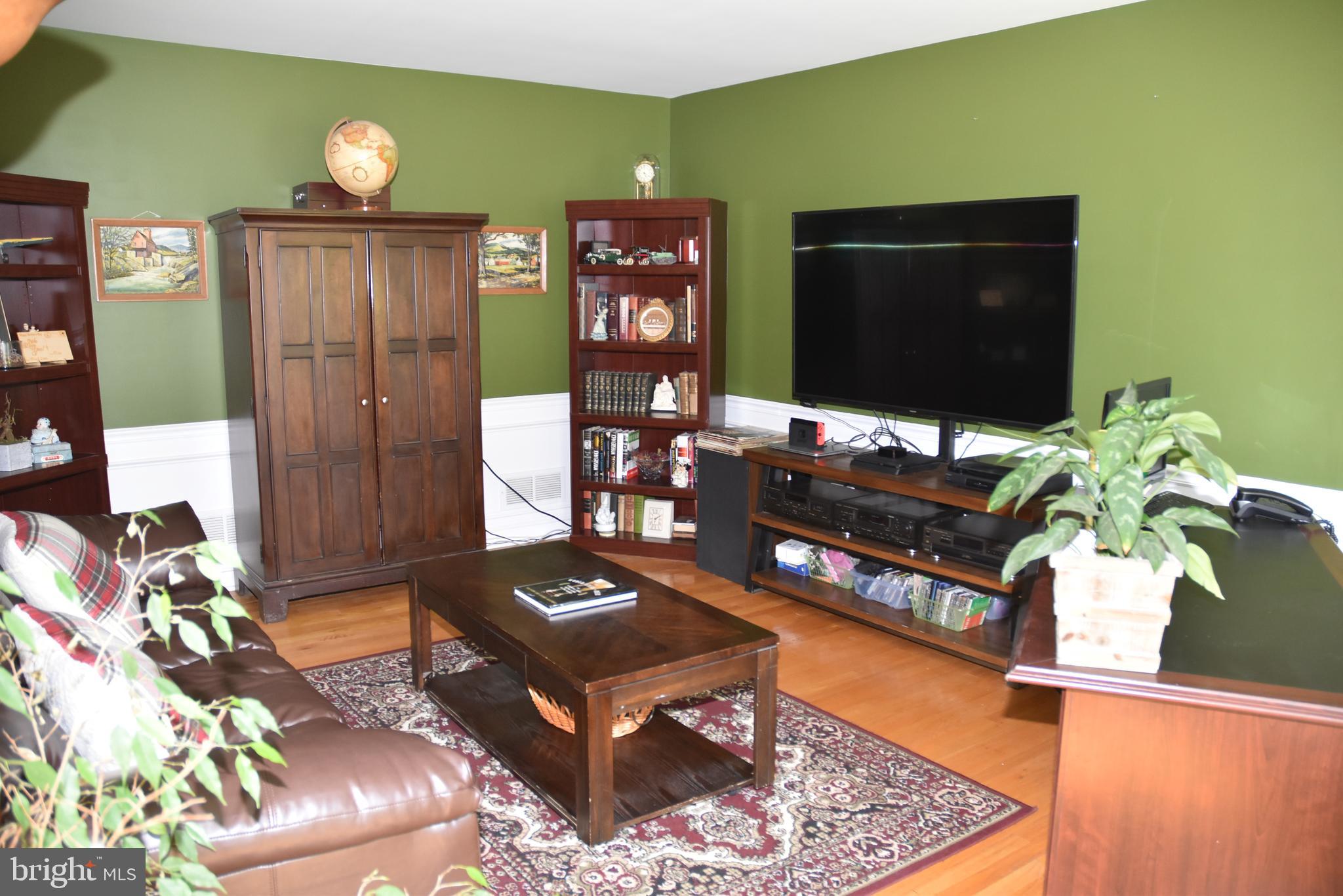 225 Knapp Road Lansdale, PA 19446 - Photo 3 of 29 Living Room