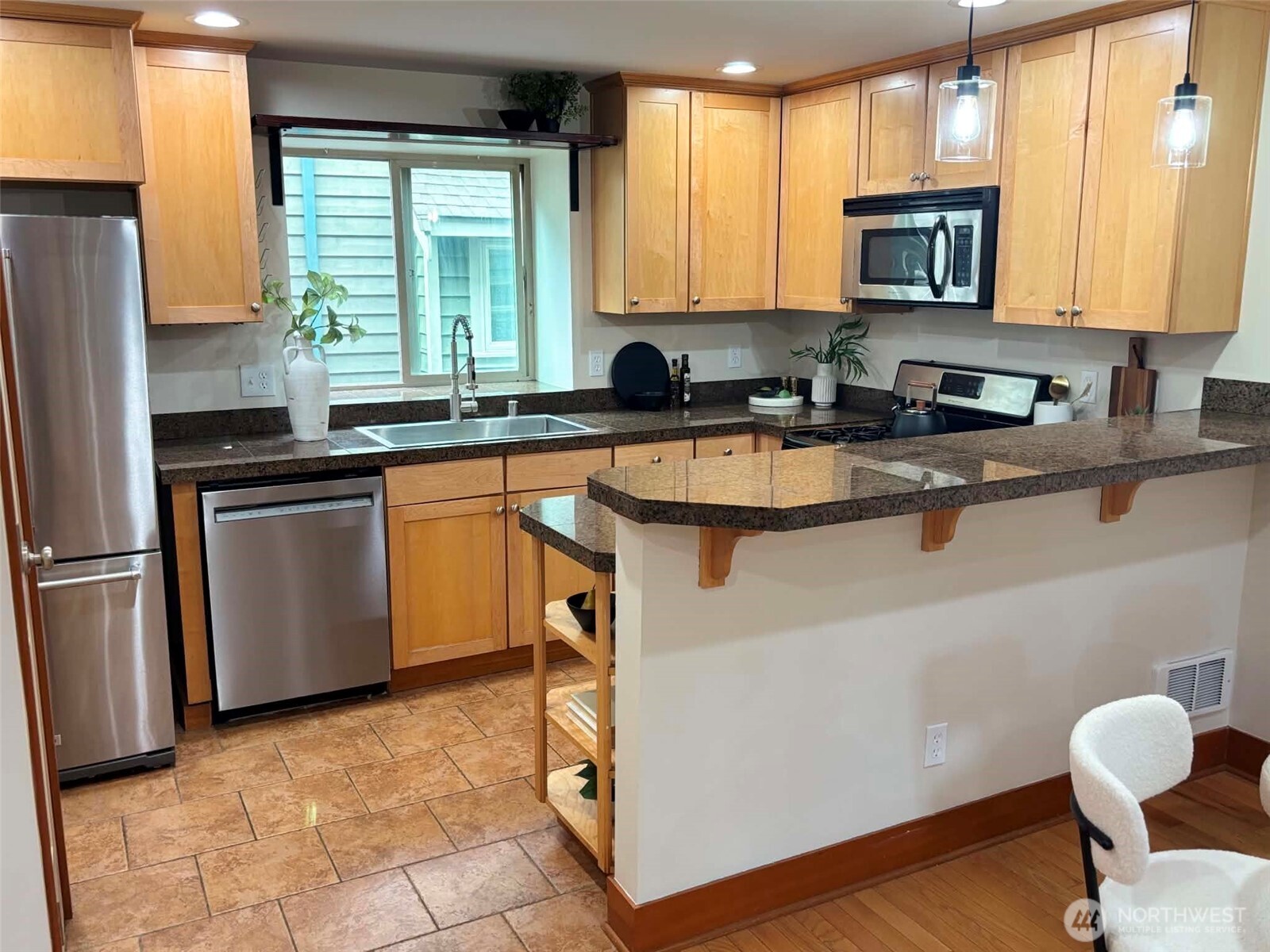 741 North 94th Street, Unit B Seattle, WA 98103 - Photo 16 of 32