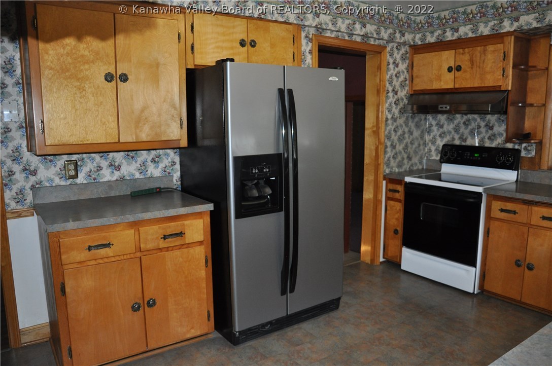 3229 Short Creek Road Racine, WV 25165 - Photo 5 of 30 Love that refrigerator.