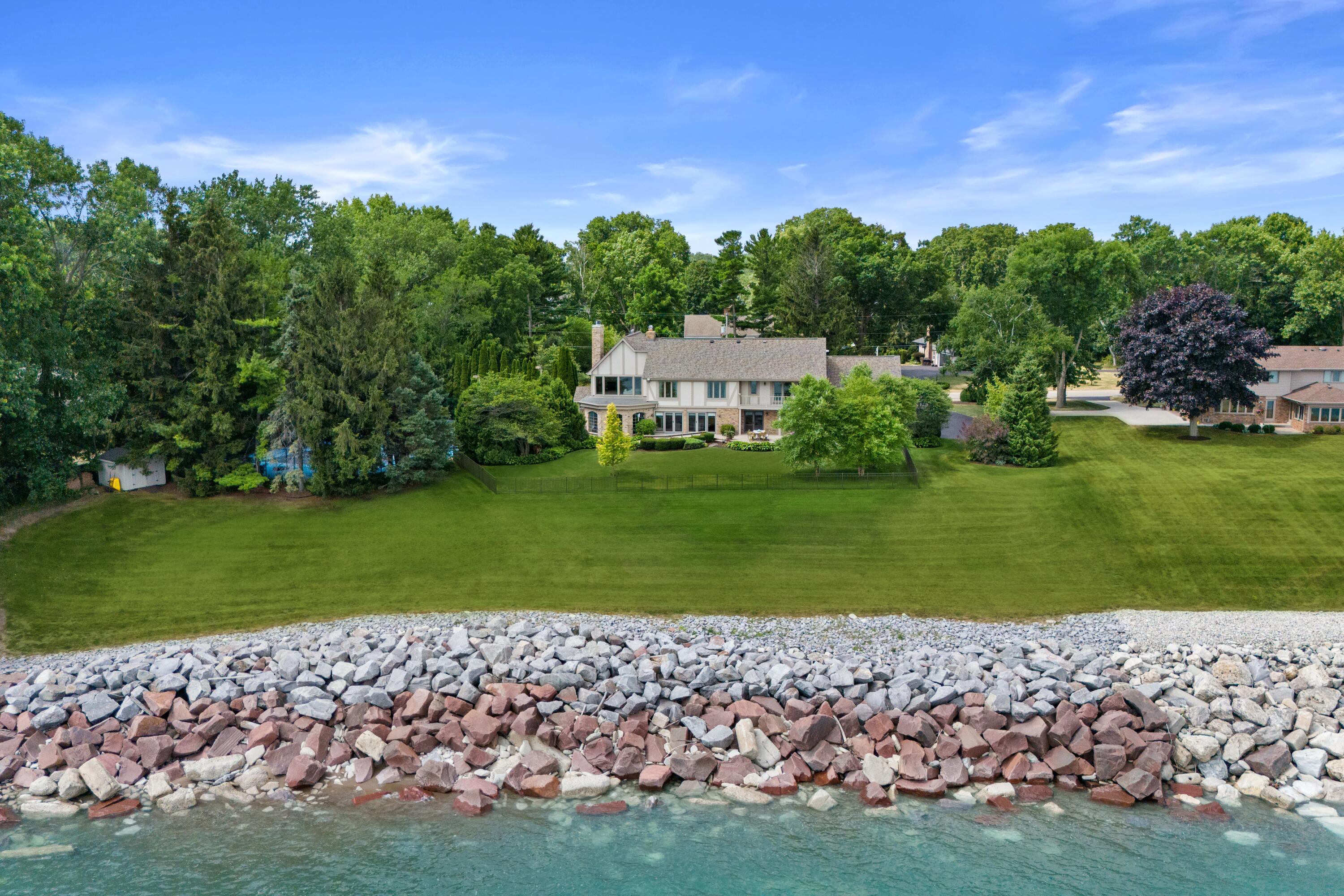 264 feet of Private Shoreline