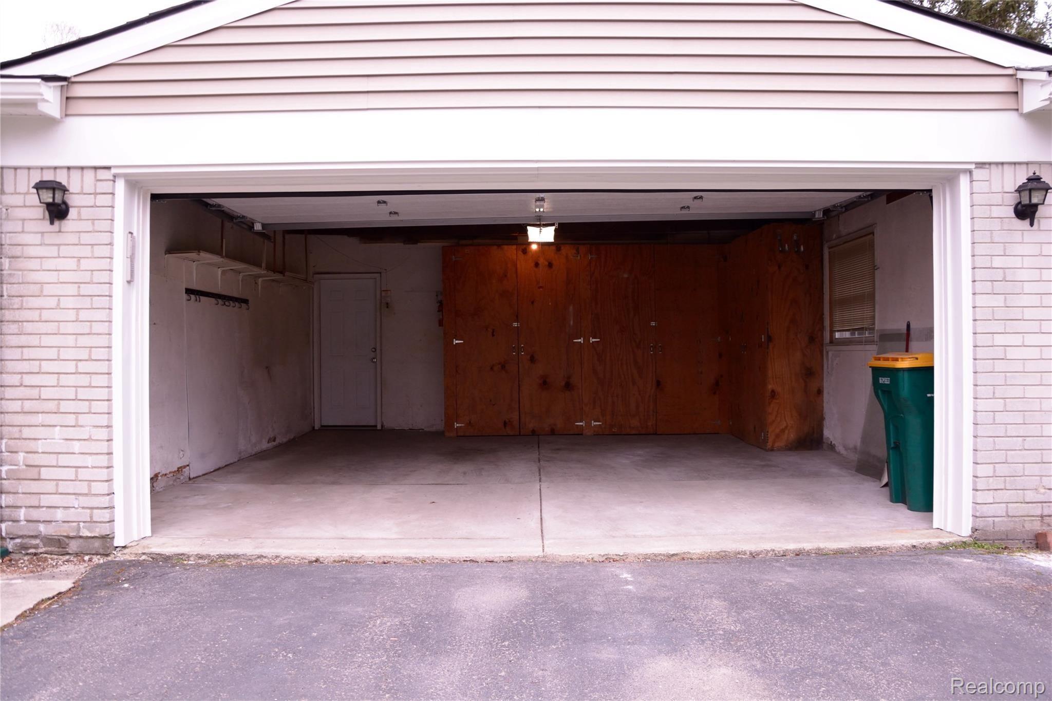 32237 Baintree Road Farmington, MI 48334 - Photo 32 of 36 32237 Baintree Rd Garage_1.jpg