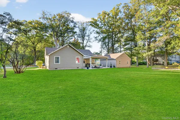 a view of a house with backyard and garden