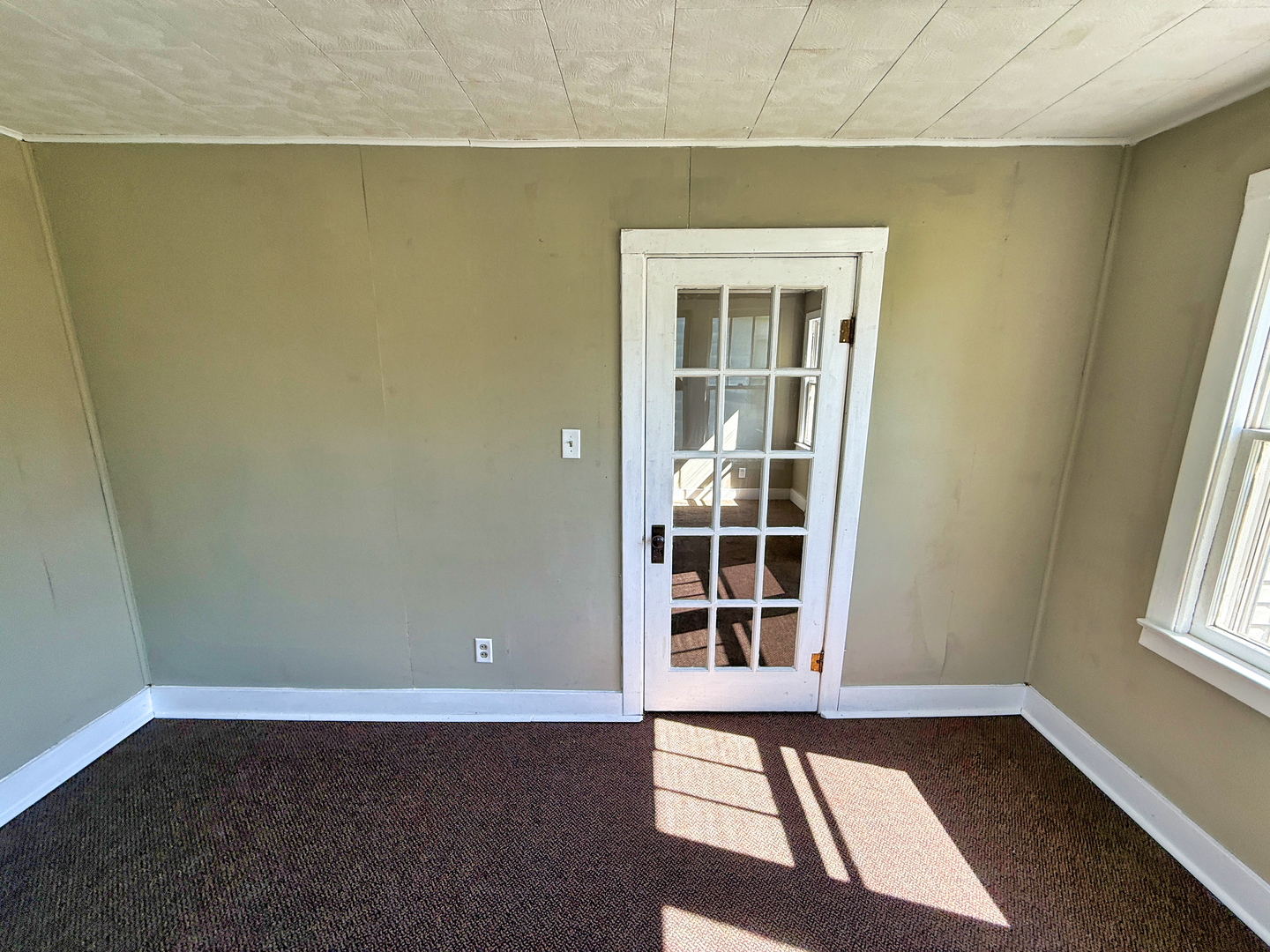 426 South Locust Street Flora, IL 62839 - Photo 23 of 58 an empty room with windows