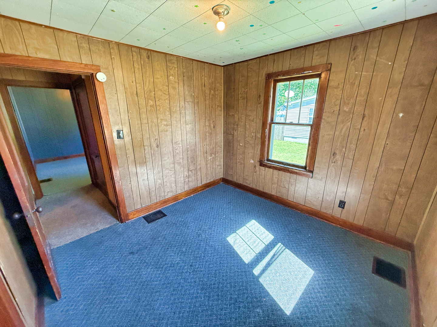 426 South Locust Street Flora, IL 62839 - Photo 34 of 58 an empty room with windows